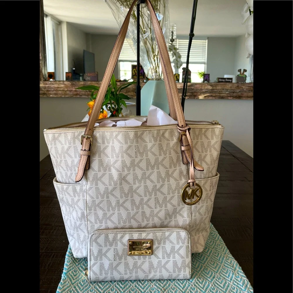 Michael Kors Signature Tote & Wallet Set(White) w/Gold Hardware - Picture 1 of 11